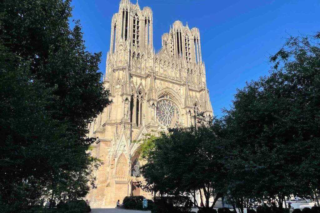 Superbe Loft 100M2 Proche Cathedrale Avec Parking Apartment Reims Exterior photo